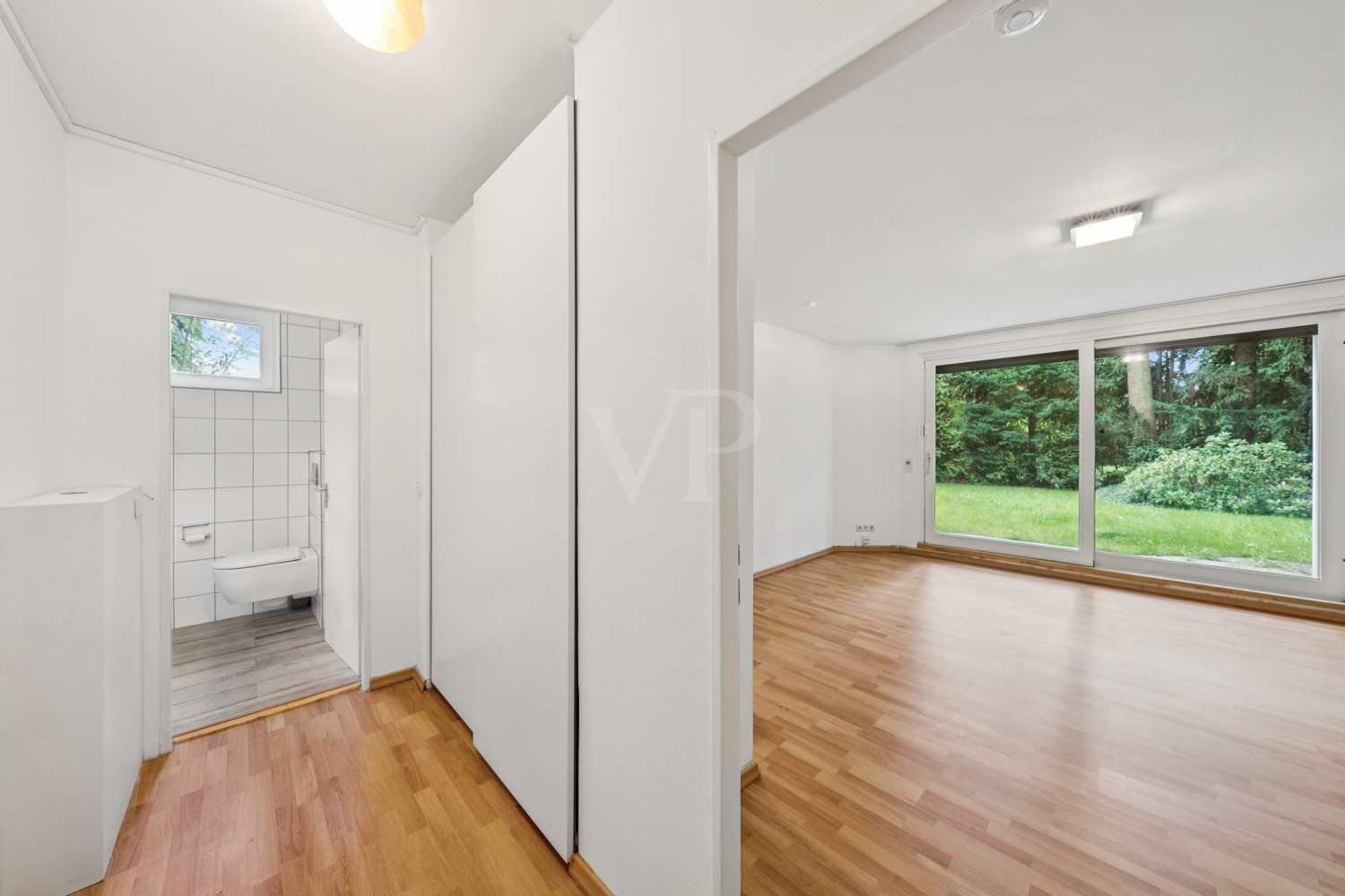 Flur mit Einbauschrank, Blick ins Wohn-/Schlafzimmer