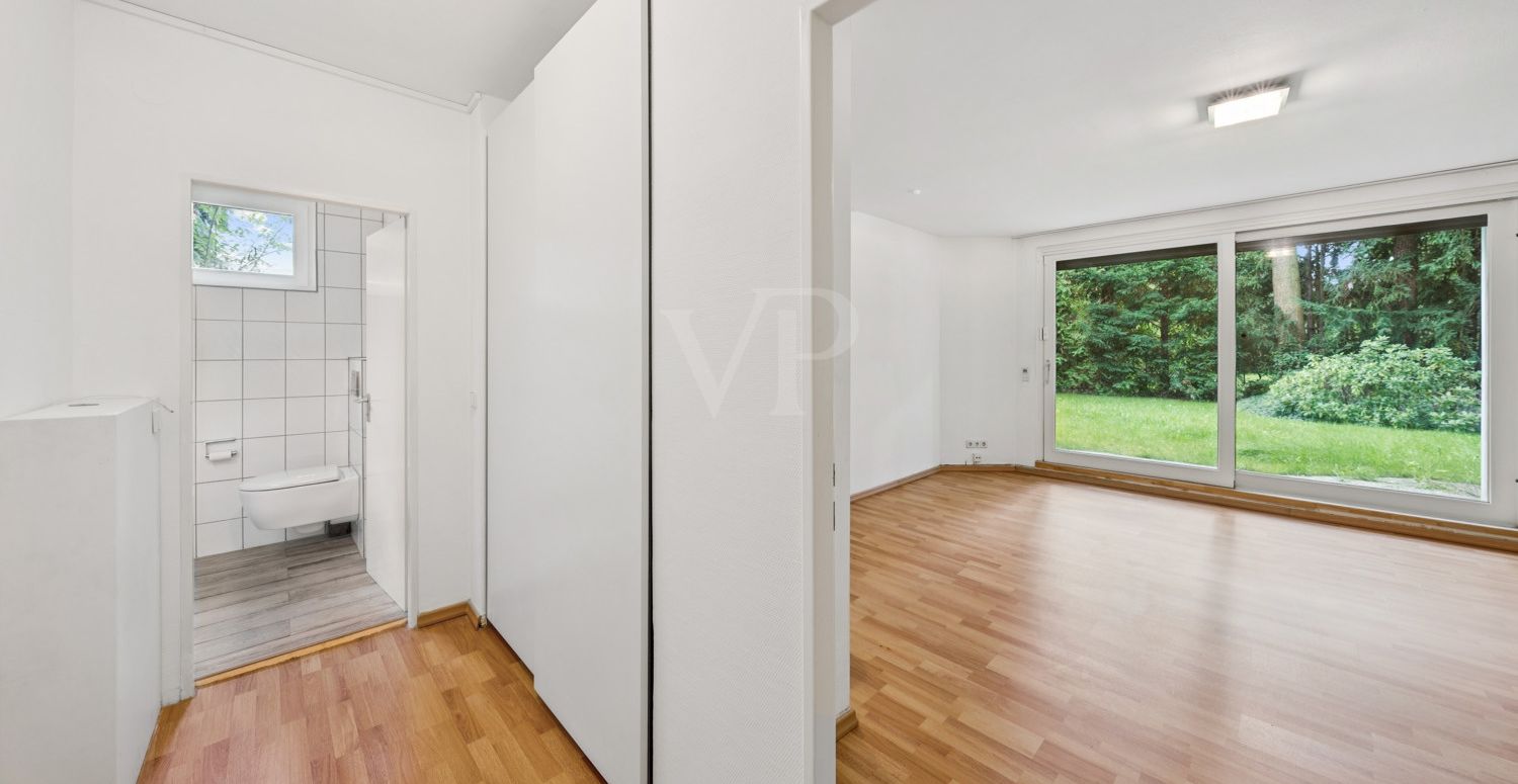 Flur mit Einbauschrank, Blick ins Wohn-/Schlafzimmer