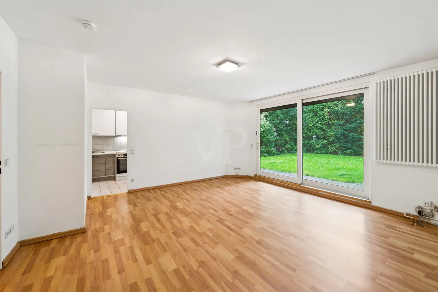 Wohn-/Schlafzimmer mit Zugang zur Terrasse