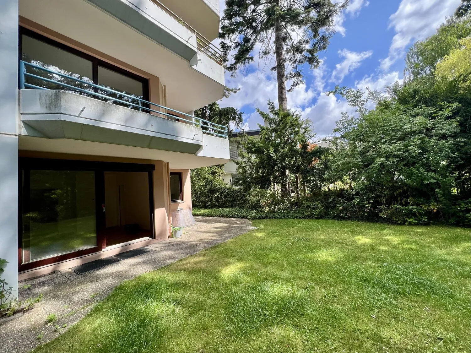 Blick vom Garten auf die Terrasse