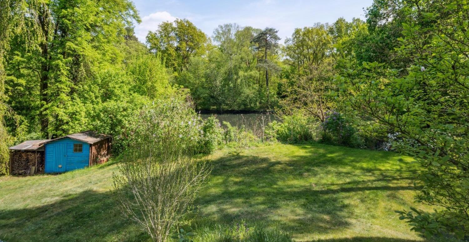 1853m² Grundstück in exklusiver Lage direkt am Wald mit Altbestand