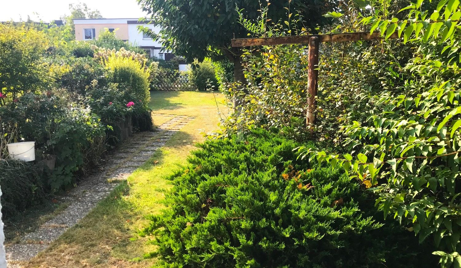 Blick links hinten zur Straße