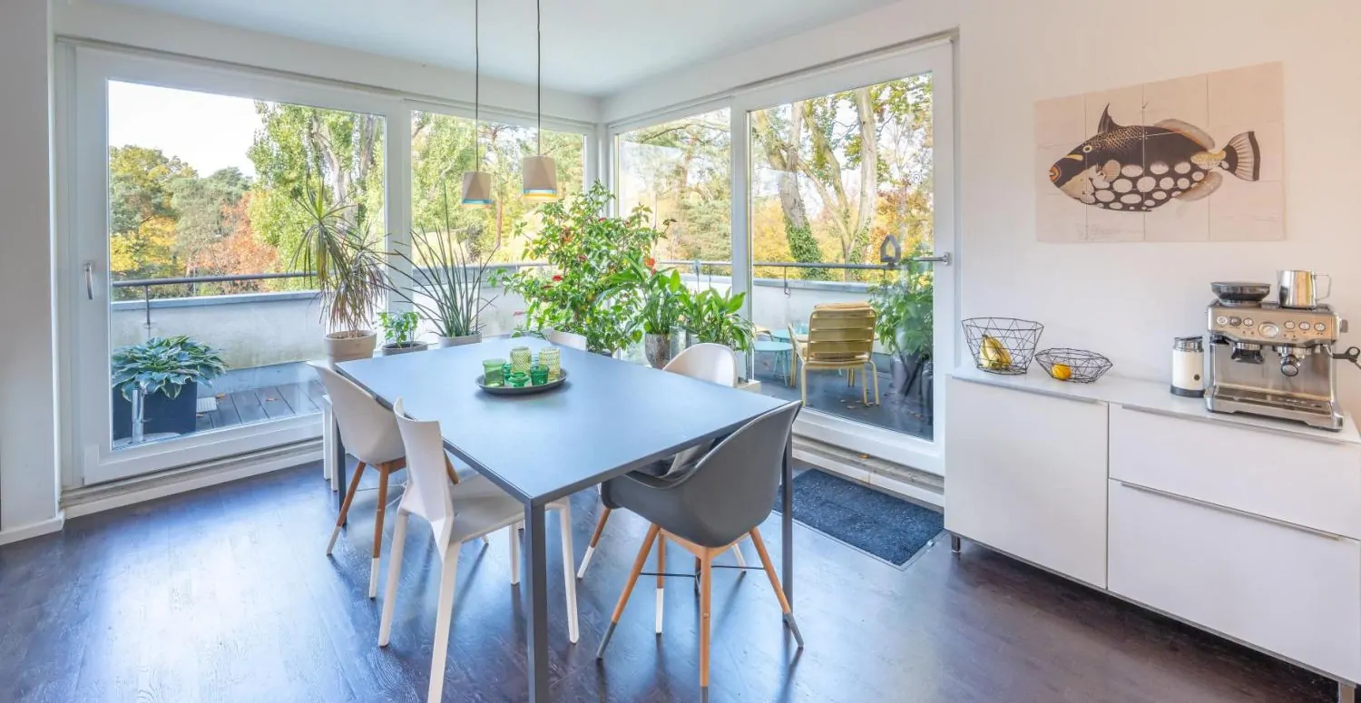 Großzügige 4,5-Zimmer-Dachgeschoss-Maisonettewohnung mit drei Terrassen direkt am Messelpark