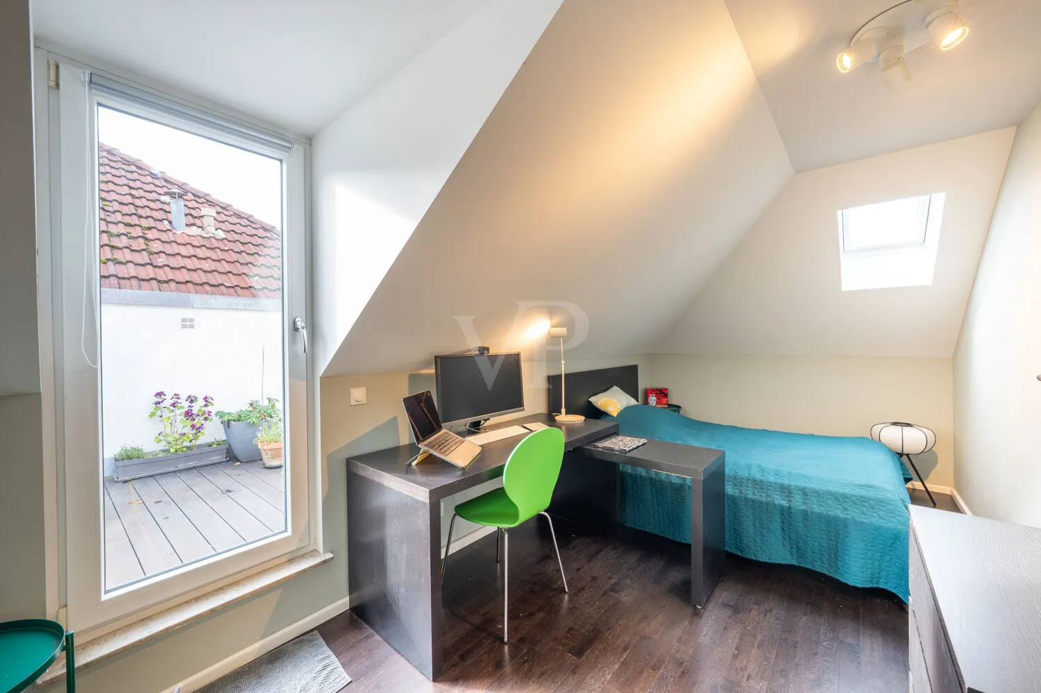 Schlafzimmer obere Ebene mit Zugang zur oberen Dachterrasse