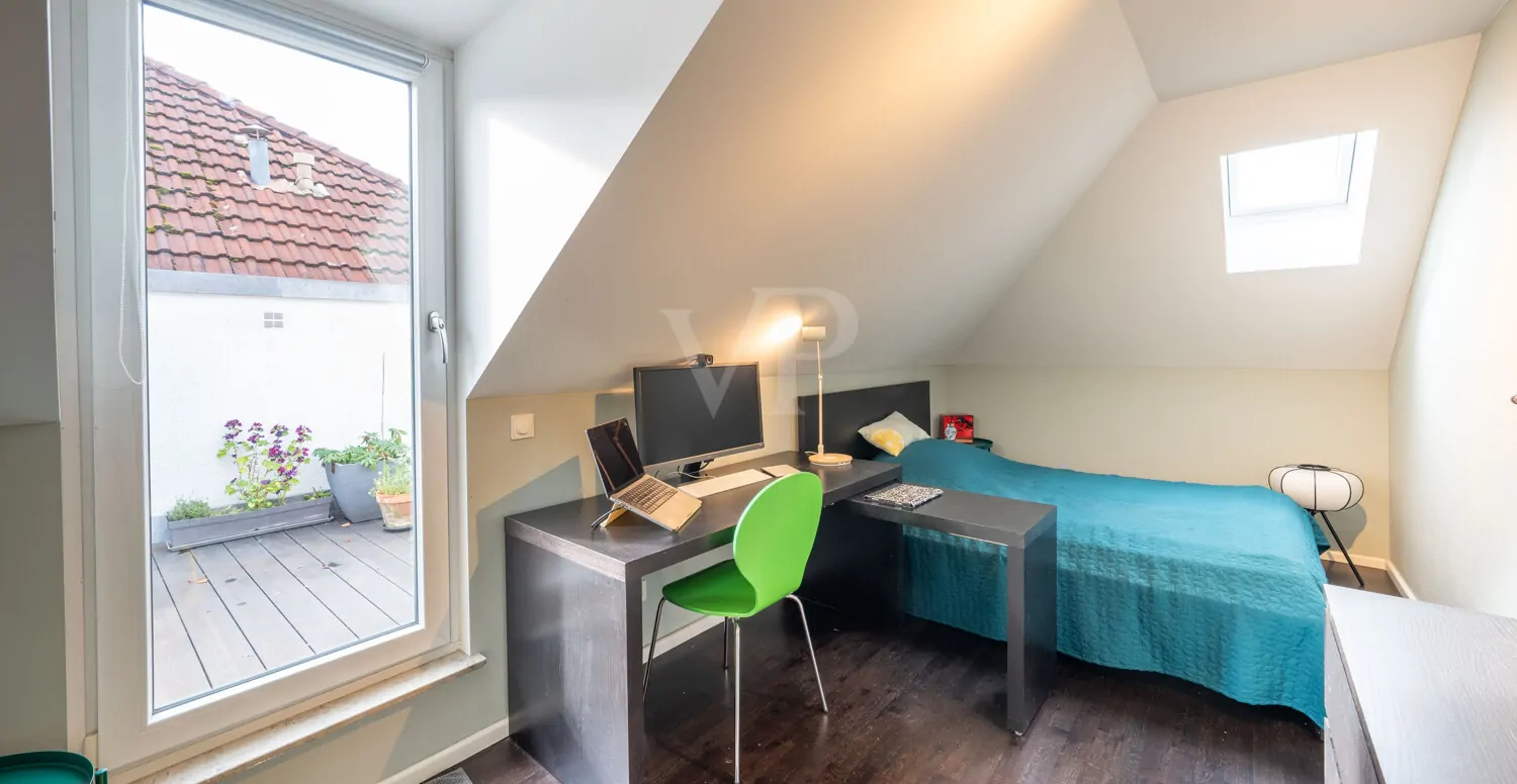 Schlafzimmer obere Ebene mit Zugang zur oberen Dachterrasse
