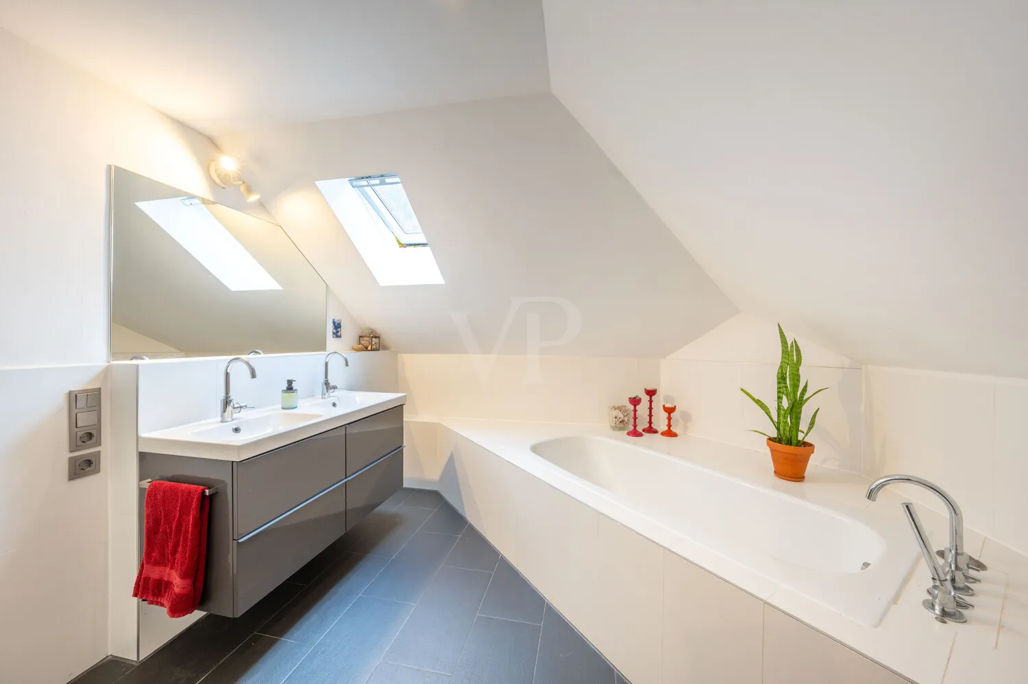 Bad mit Dusche und Badewanne obere Ebene