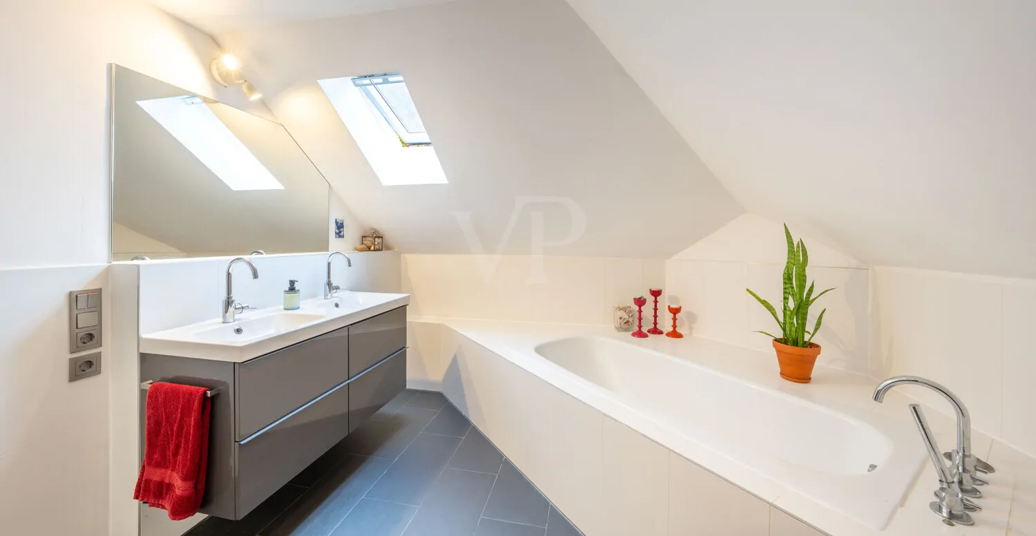 Bad mit Dusche und Badewanne obere Ebene