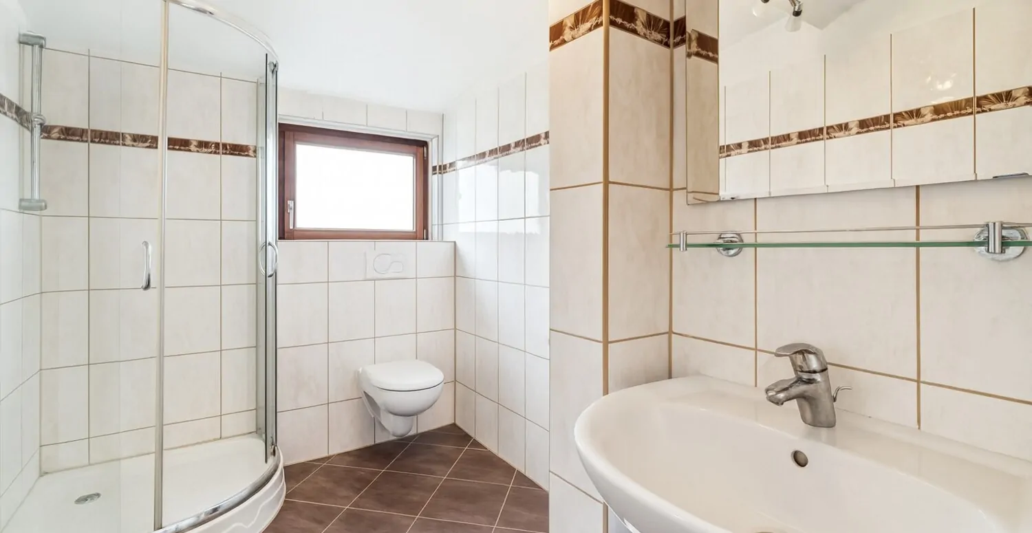 Badezimmer DG KI bearbeitet