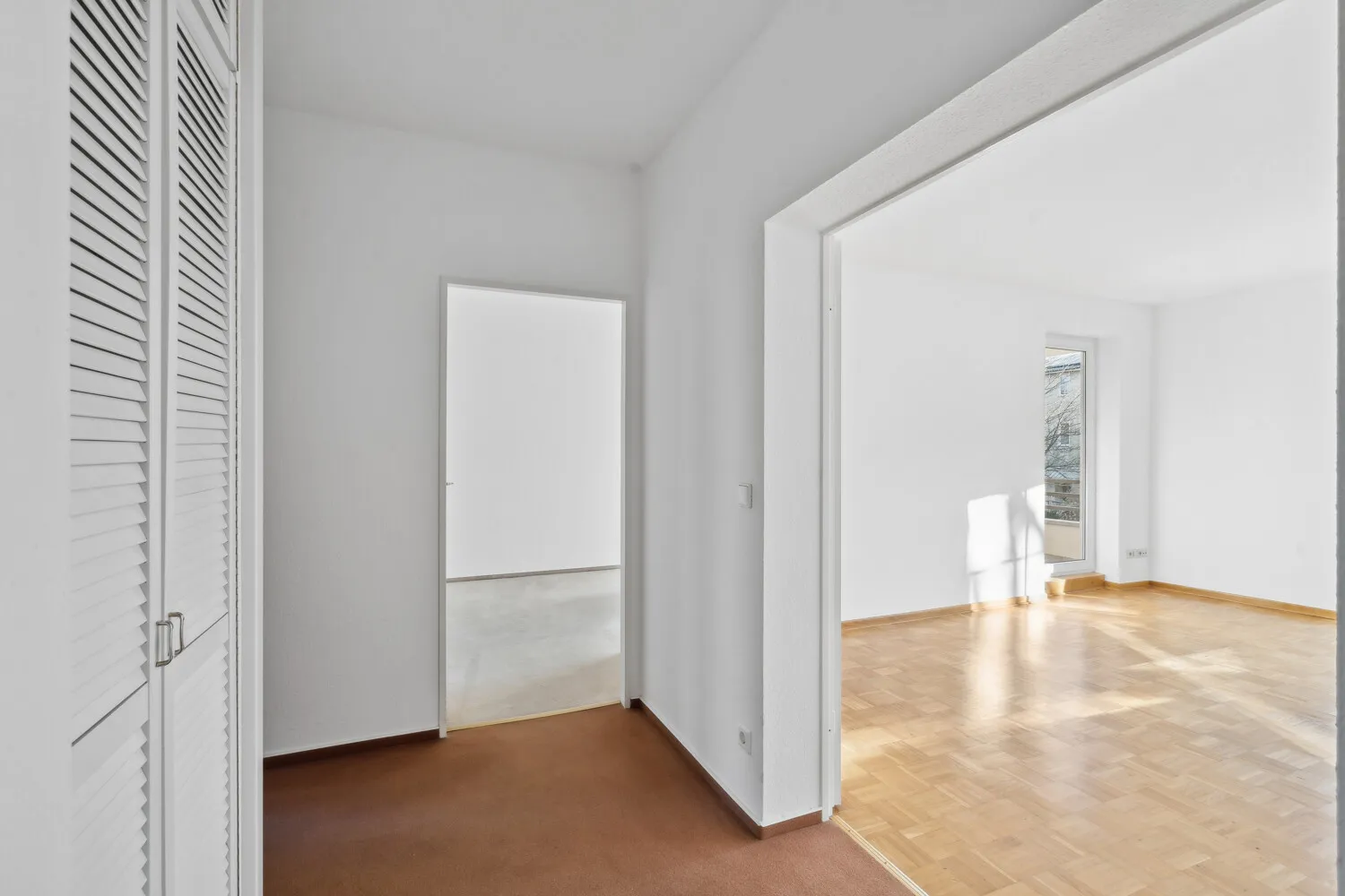 Flur mit Blick ins Wohnzimmer