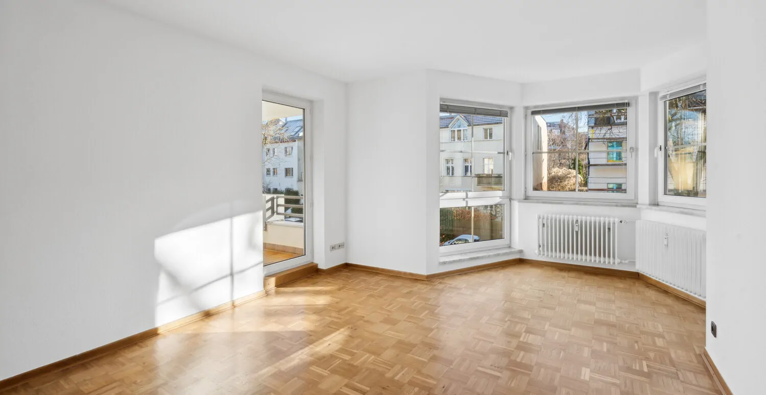 Wohnzimmer mit Zugang zum Balkon