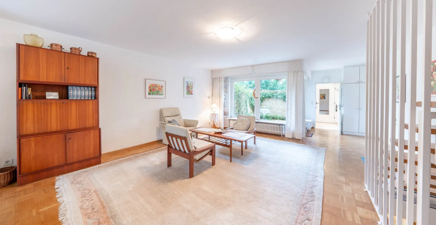 Wohnbereich & Blick zum EIngang