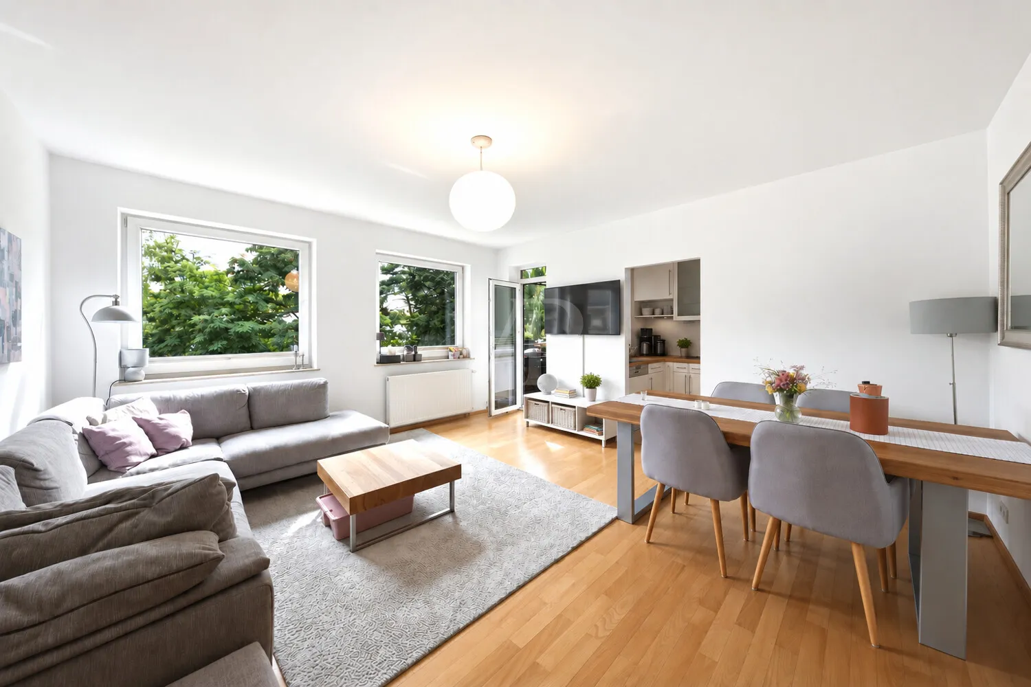 Wohn-/Esszimmer (Foto KI-optimiert)
