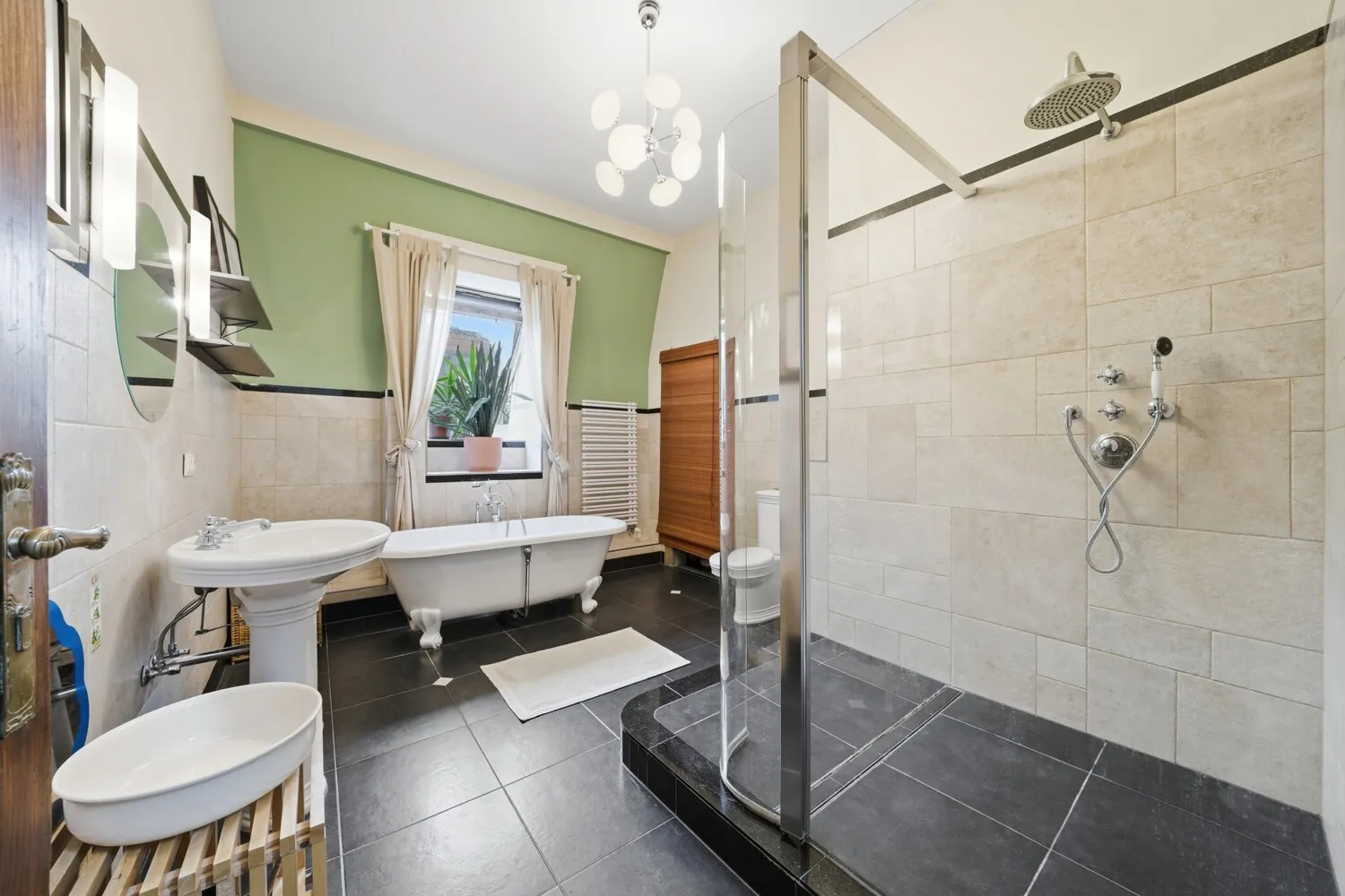 Master-Badezimmer mit Dusche und Wanne