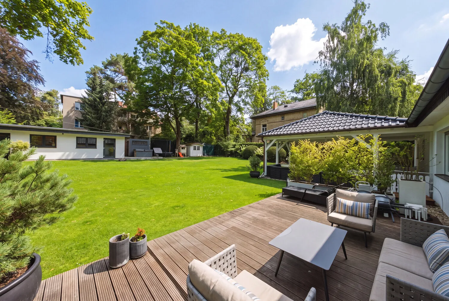 Terrasse mit Blick in den Garten