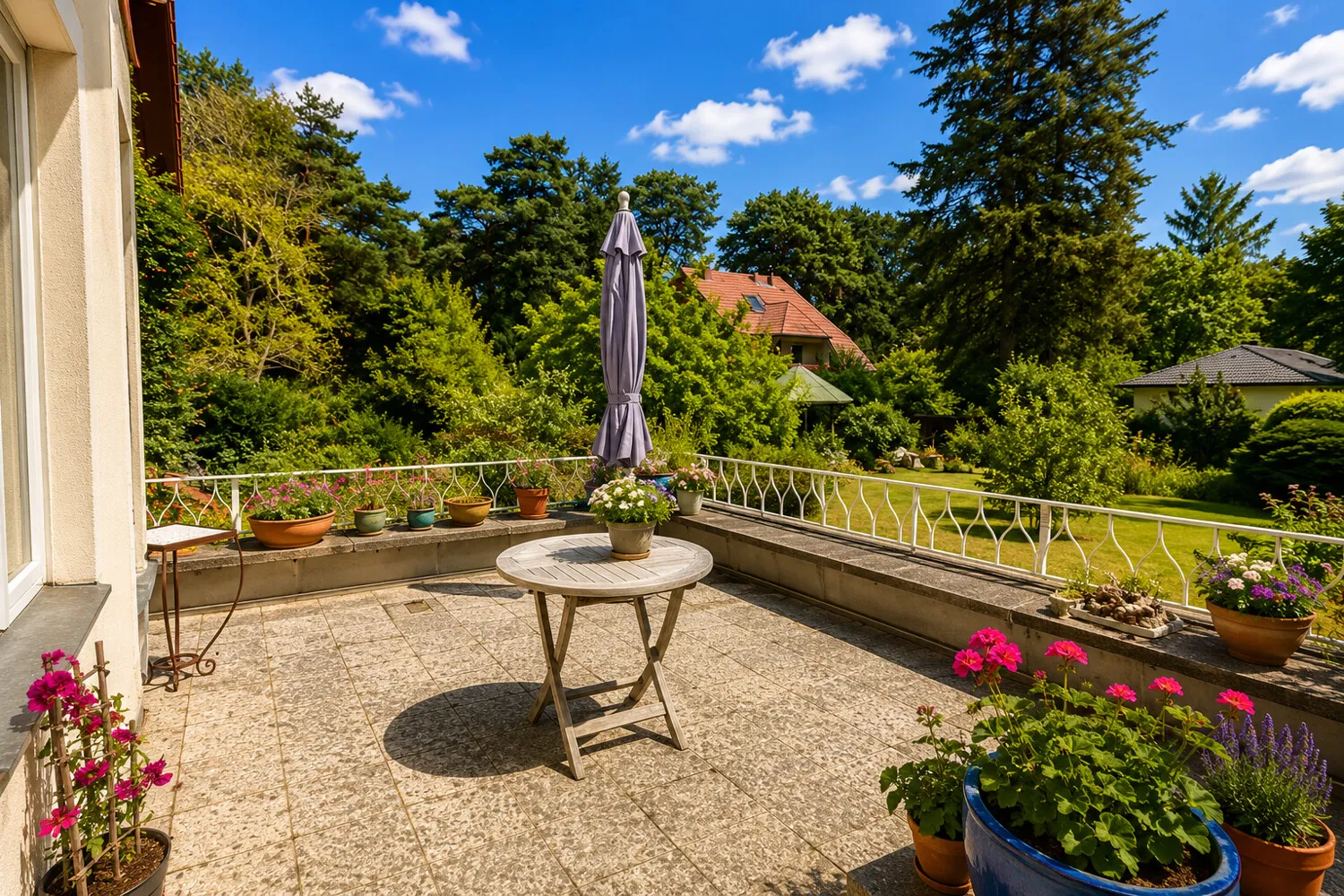 Terrasse mit Blick in den Garten