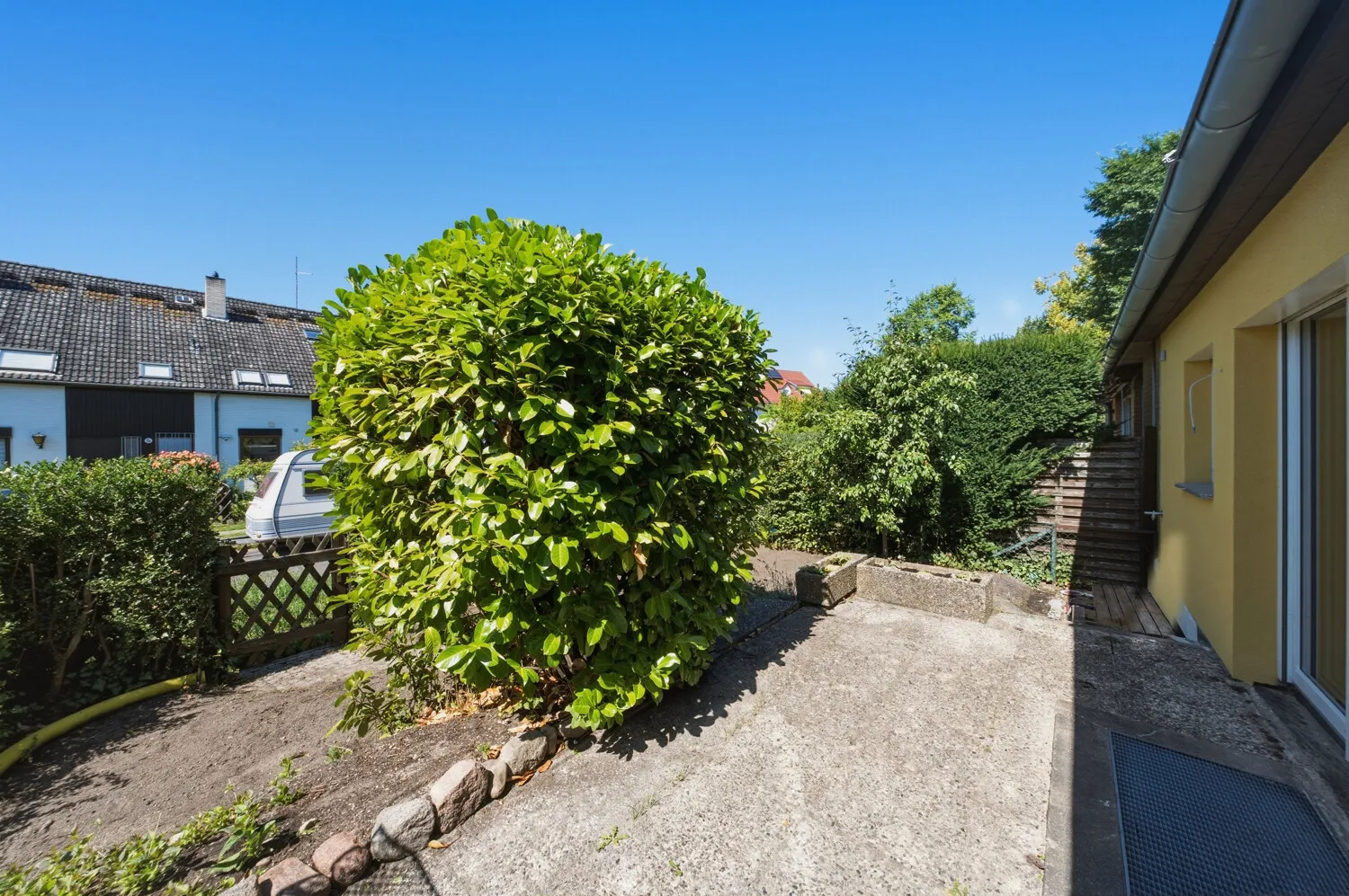 Komplett neu aufgebautes Reihenhaus in bester Zehlendorfer Lage mit Garten und Stellplatz