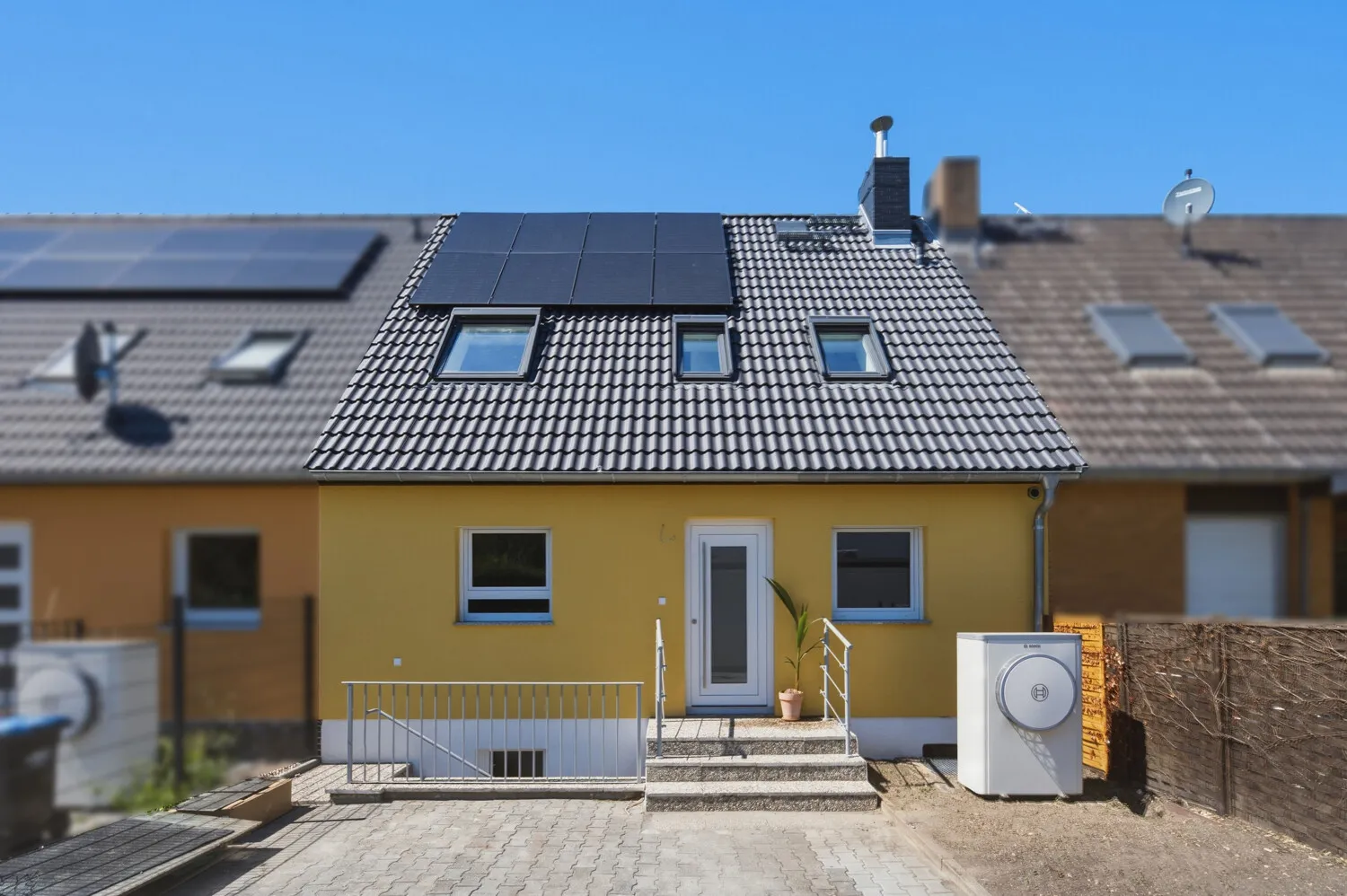 Komplett neu aufgebautes Reihenhaus in bester Zehlendorfer Lage mit Garten und Stellplatz