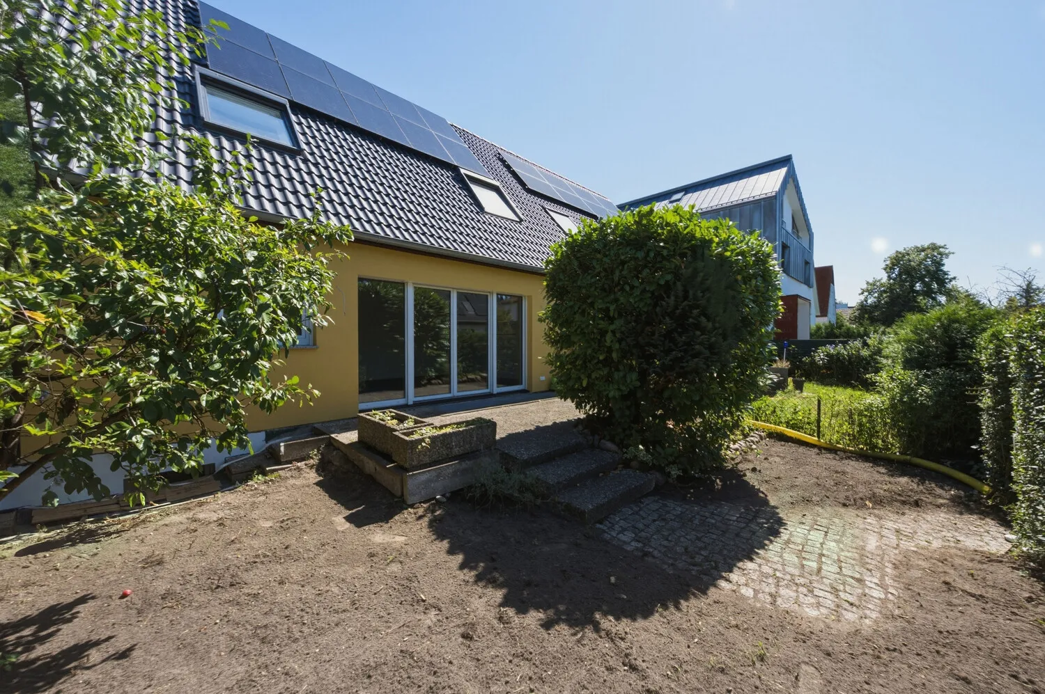 Komplett neu aufgebautes Reihenhaus in bester Zehlendorfer Lage mit Garten und Stellplatz