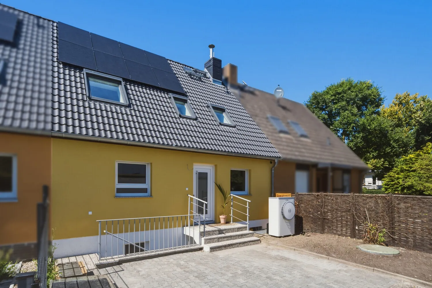 Komplett neu aufgebautes Reihenhaus in bester Zehlendorfer Lage mit Garten und Stellplatz