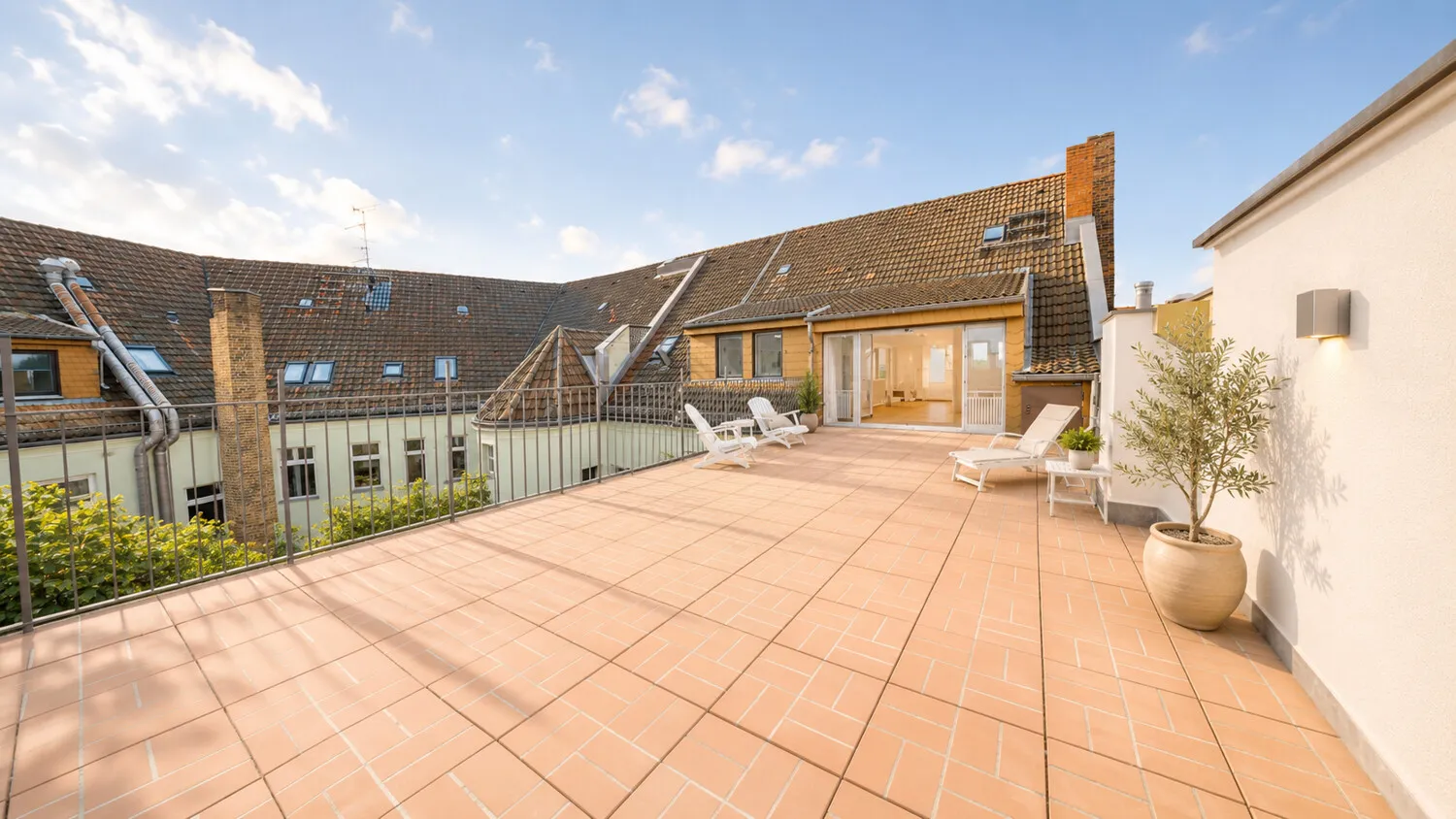 Terrasse unmöbiliert mit KI bearbeitet