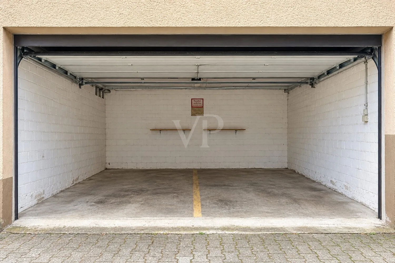 Doppelgarage leer - KI generiert