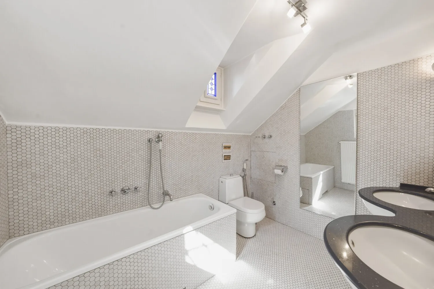 Badezimmer mit Badewanne