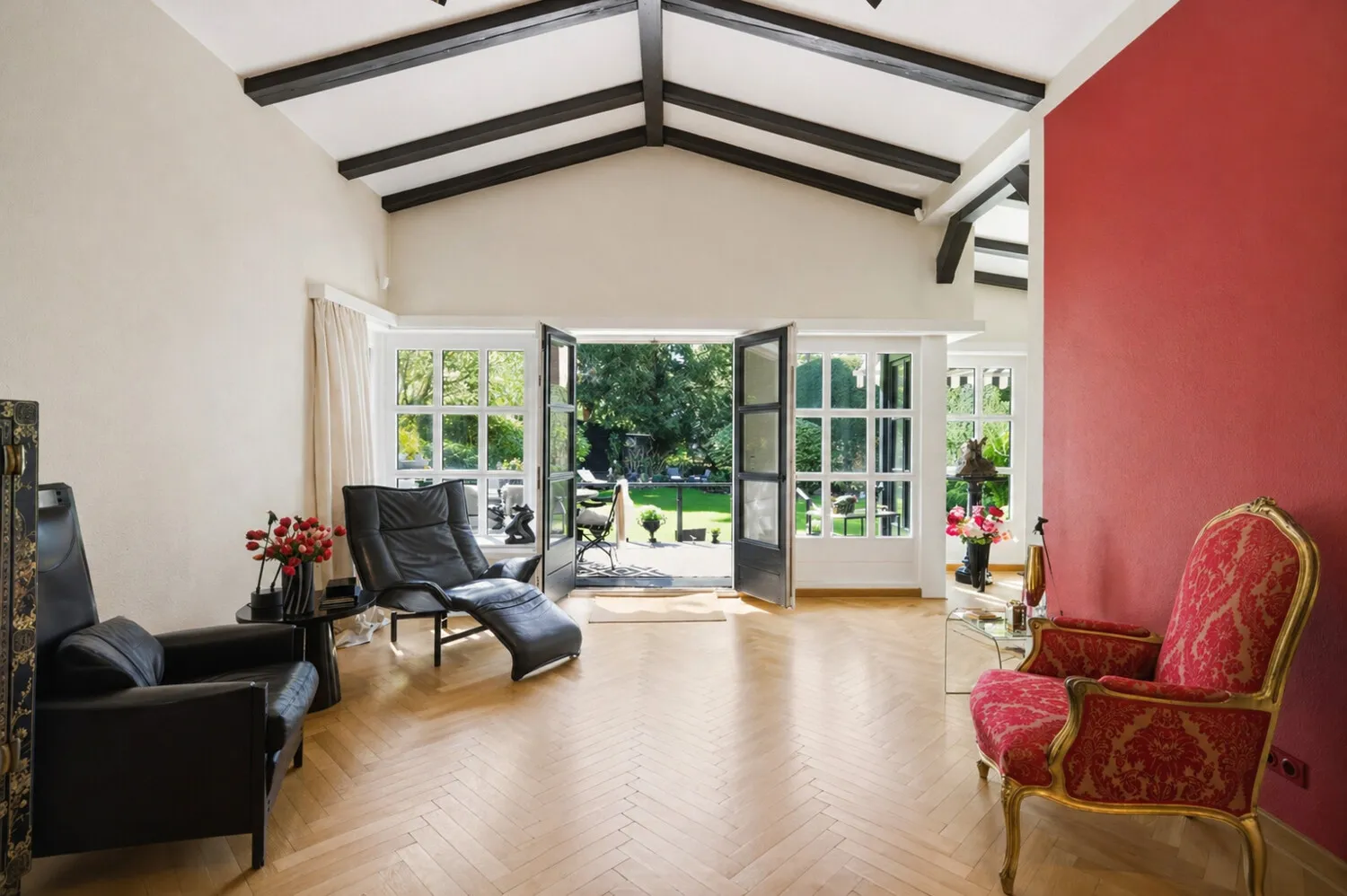 Helles Wohnzimmer mit Gartenblick