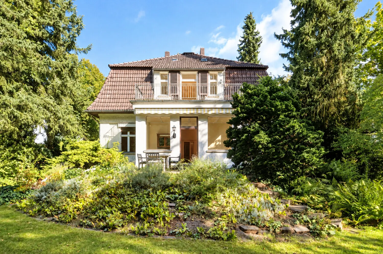 Wunderschöne Altbau-Villa mit großem Garten in ruhiger Top-Wohnlage von Schlachtensee