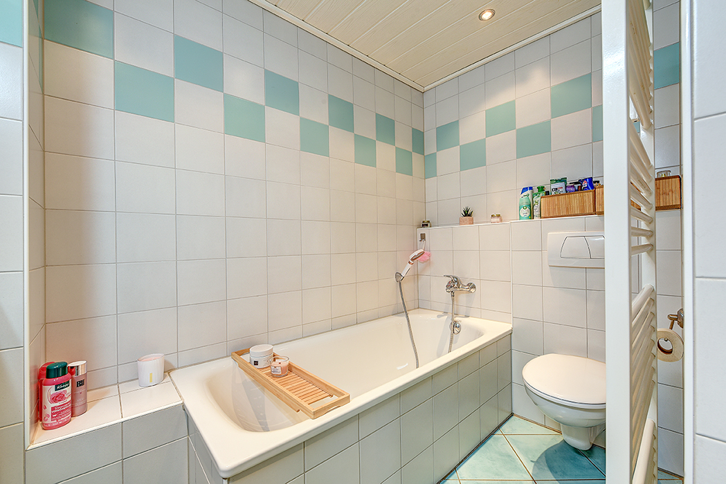 Bad mit Badewanne