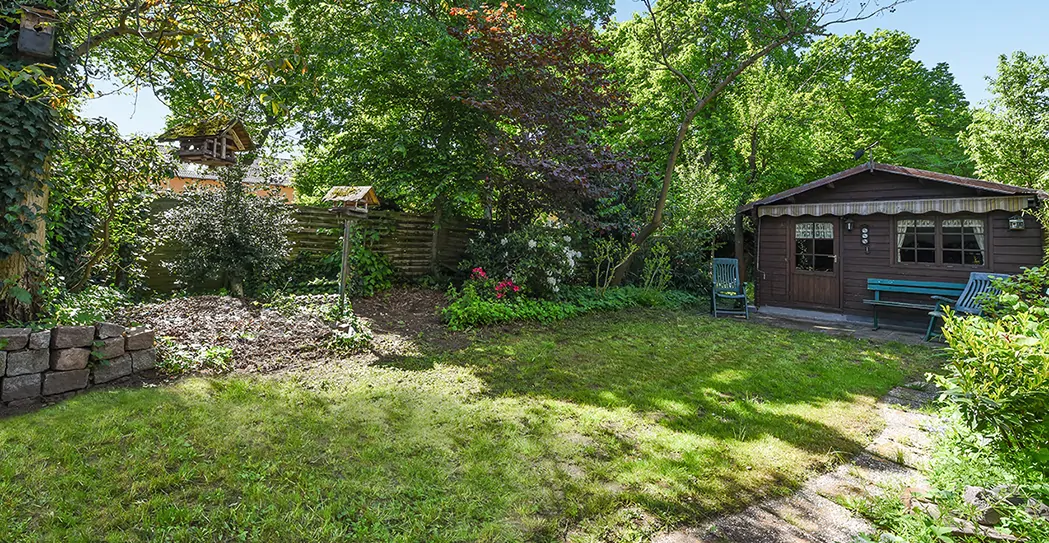 Gartenansicht/ Hütte