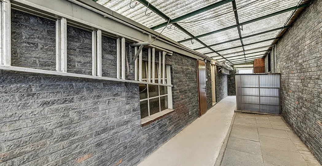 Durchgang / Seitenansicht