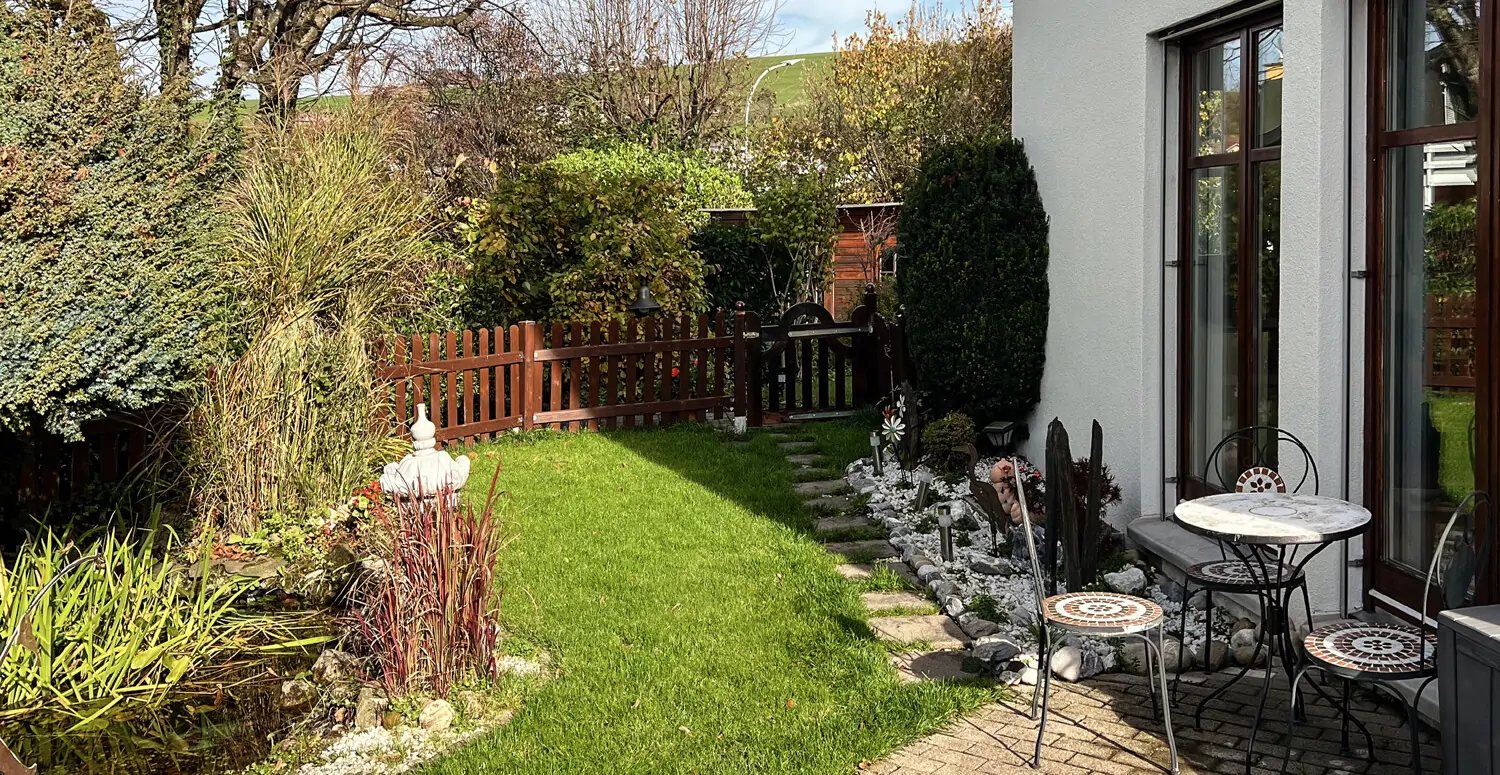 Garten mit Teich und Sitzplatz