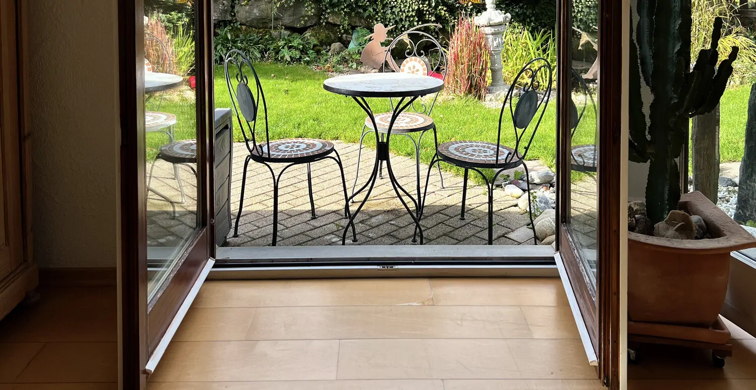 Blick vom Wohnzimmer in den Garten