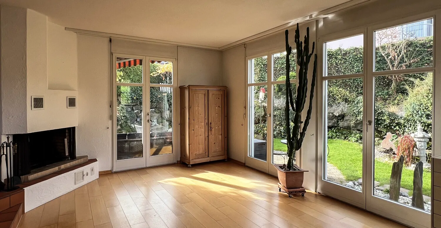 Wohnzimmer und Gartenausblick