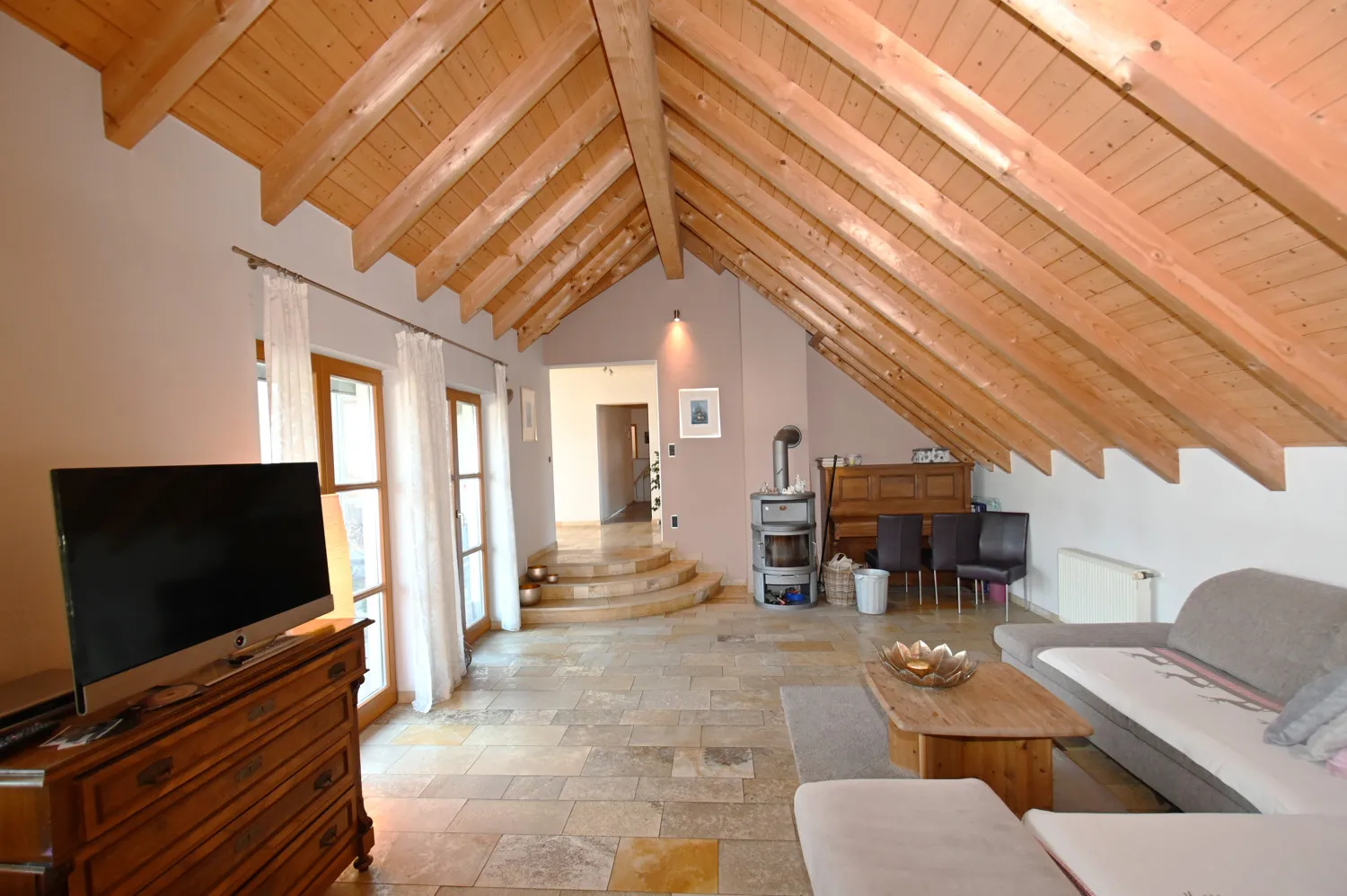 Propriété familiale polyvalente avec possibilité commerciale et appartement séparé pour répondre à tous vos besoins en matière de logement !