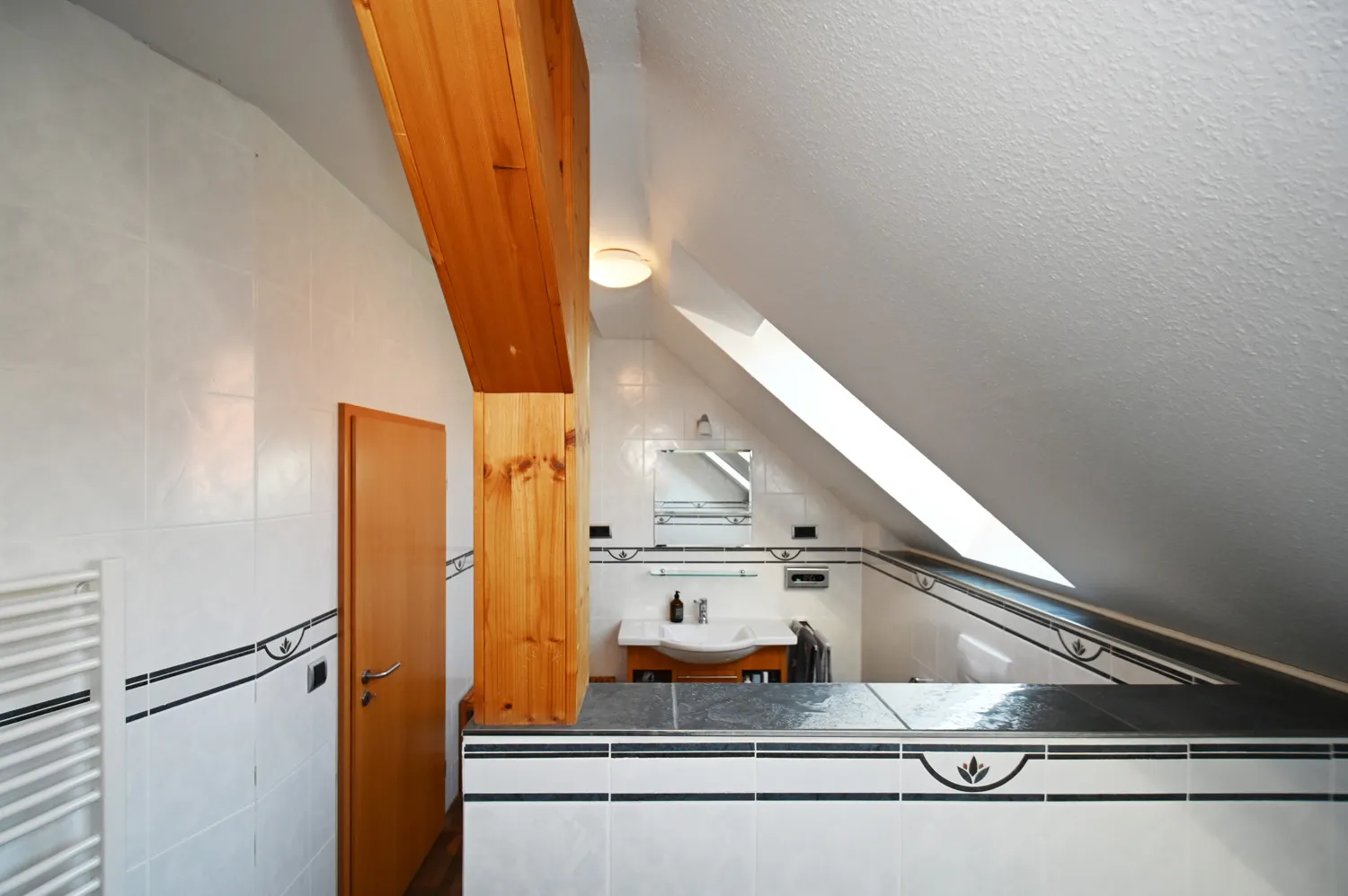 Propriété familiale polyvalente avec possibilité commerciale et appartement séparé pour répondre à tous vos besoins en matière de logement !