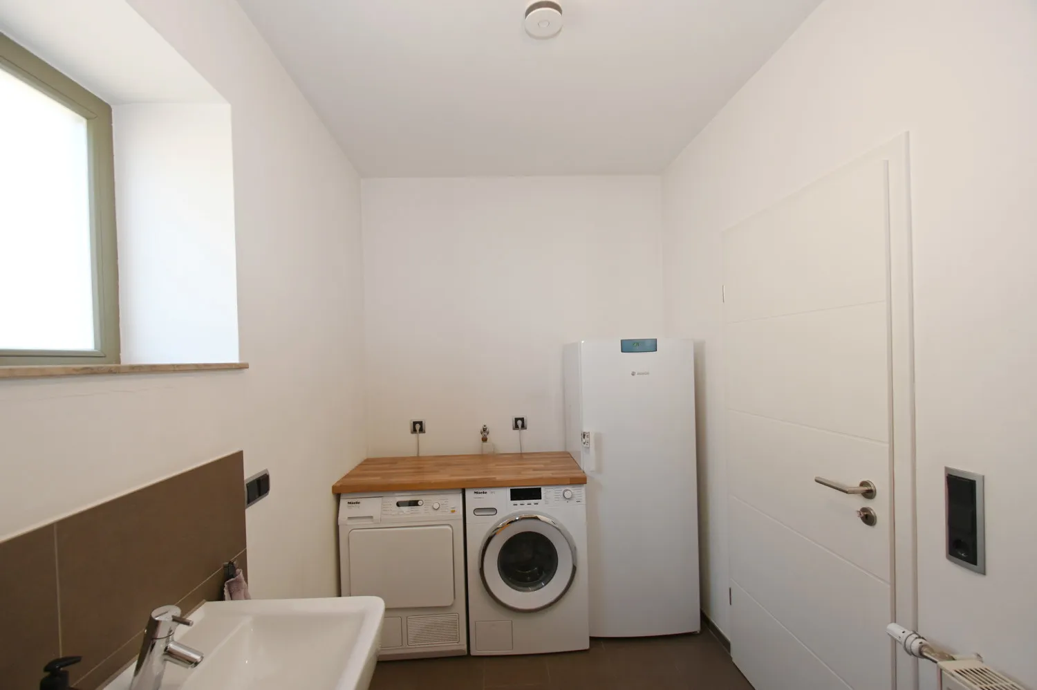 Propriété familiale polyvalente avec possibilité commerciale et appartement séparé pour répondre à tous vos besoins en matière de logement !