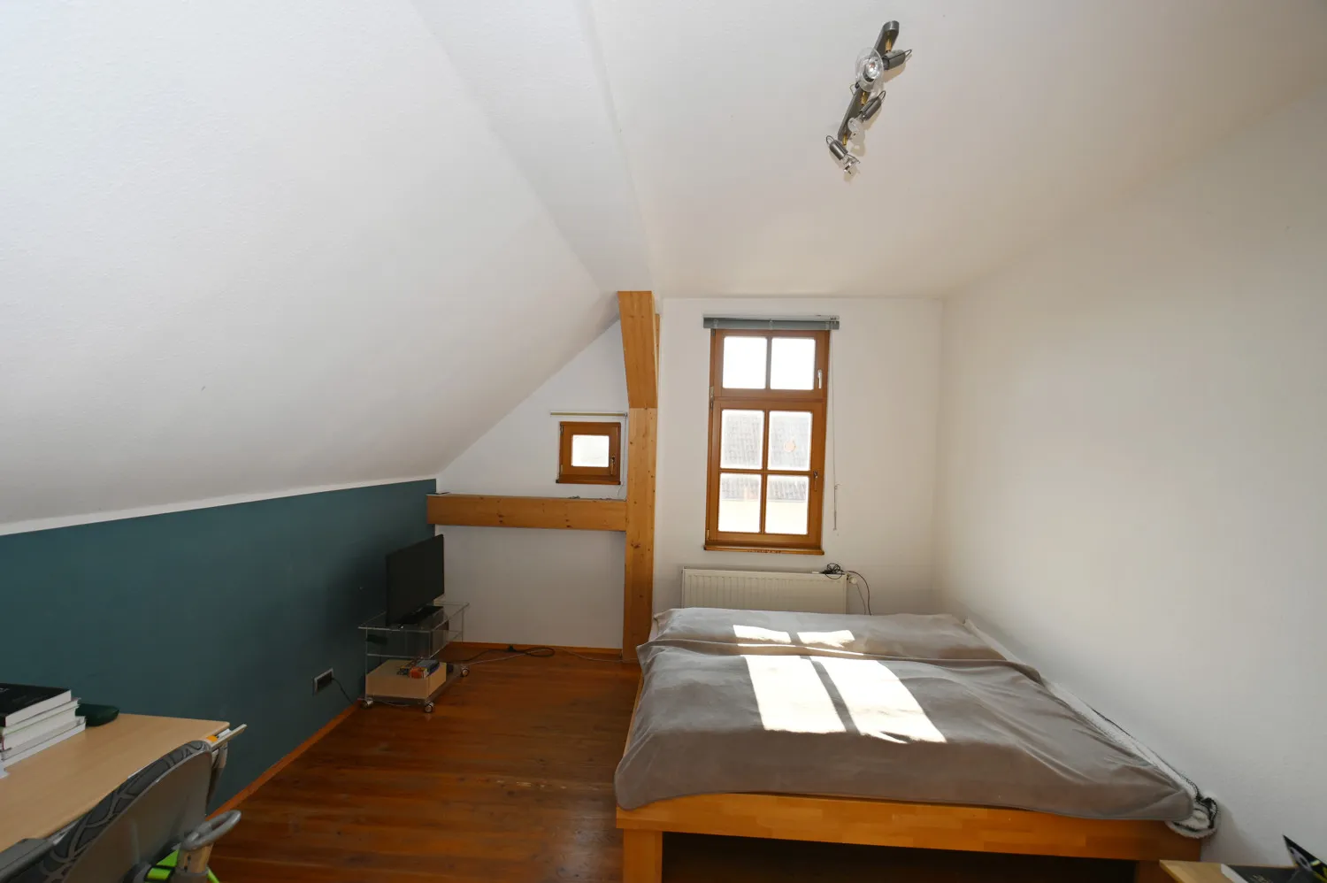 Propriété familiale polyvalente avec possibilité commerciale et appartement séparé pour répondre à tous vos besoins en matière de logement !