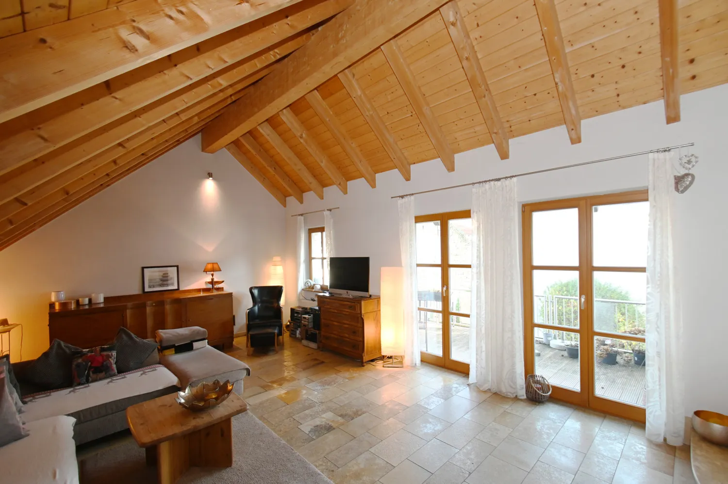 Propriété familiale polyvalente avec possibilité commerciale et appartement séparé pour répondre à tous vos besoins en matière de logement !