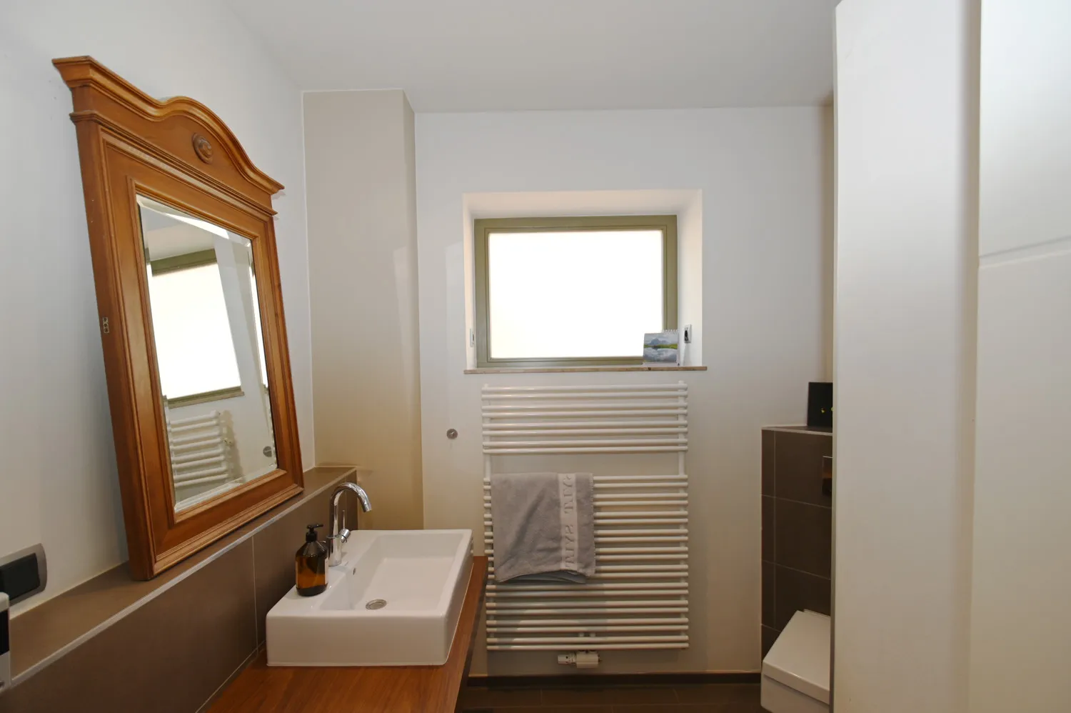 Propriété familiale polyvalente avec possibilité commerciale et appartement séparé pour répondre à tous vos besoins en matière de logement !