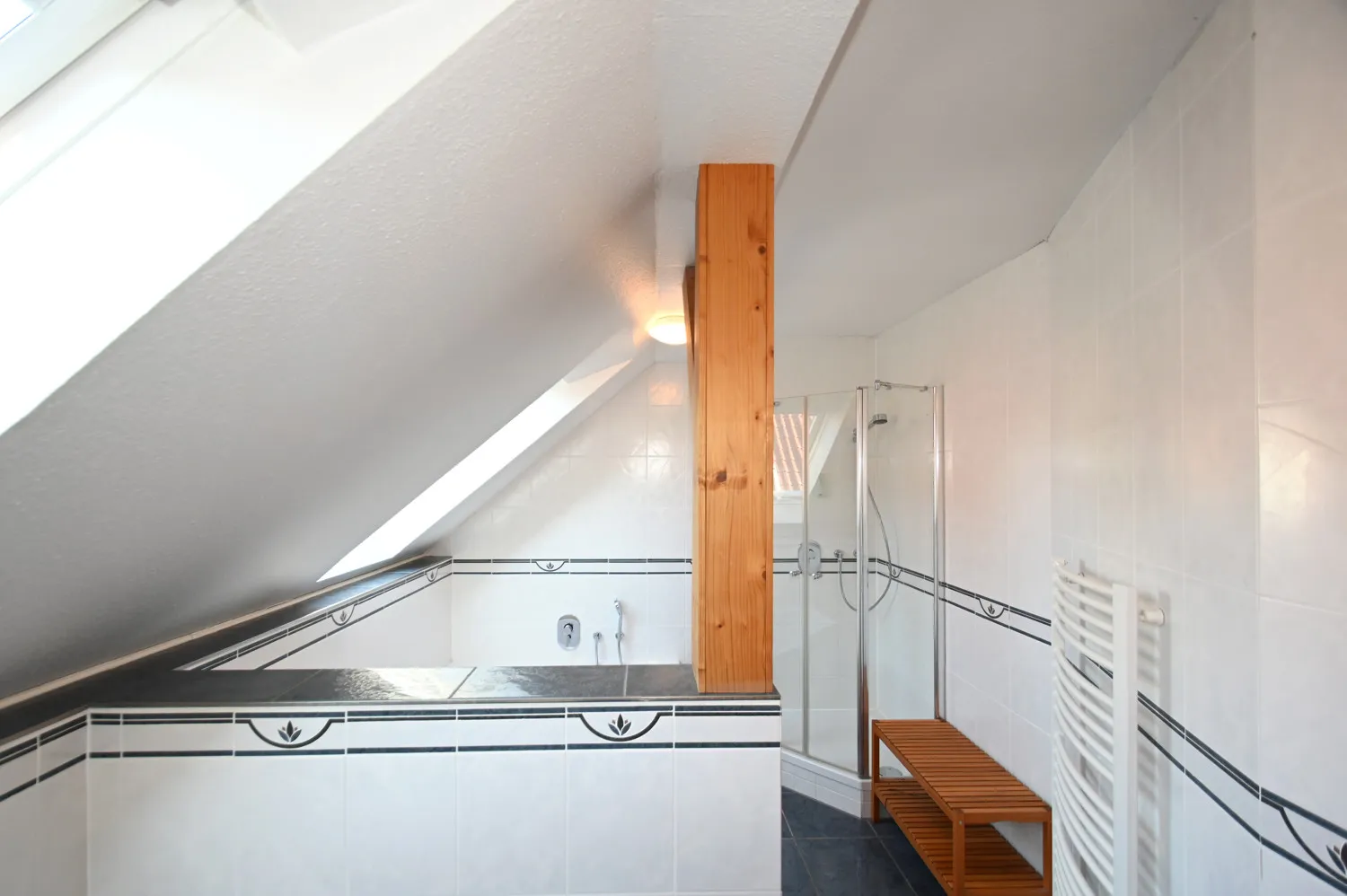 Propriété familiale polyvalente avec possibilité commerciale et appartement séparé pour répondre à tous vos besoins en matière de logement !