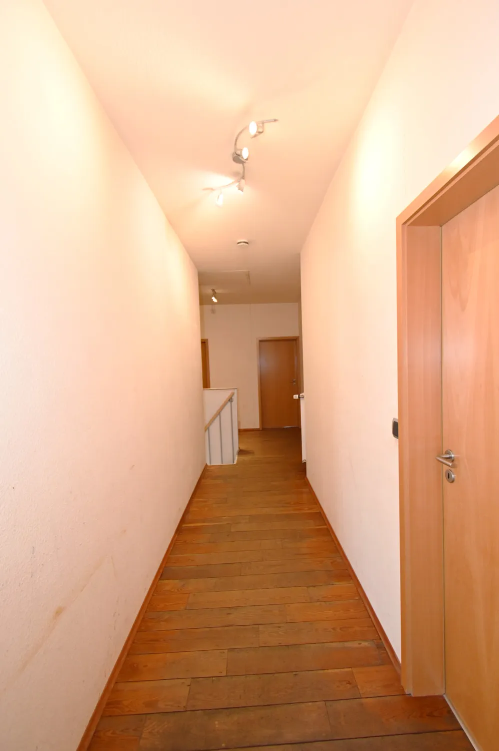 Propriété familiale polyvalente avec possibilité commerciale et appartement séparé pour répondre à tous vos besoins en matière de logement !