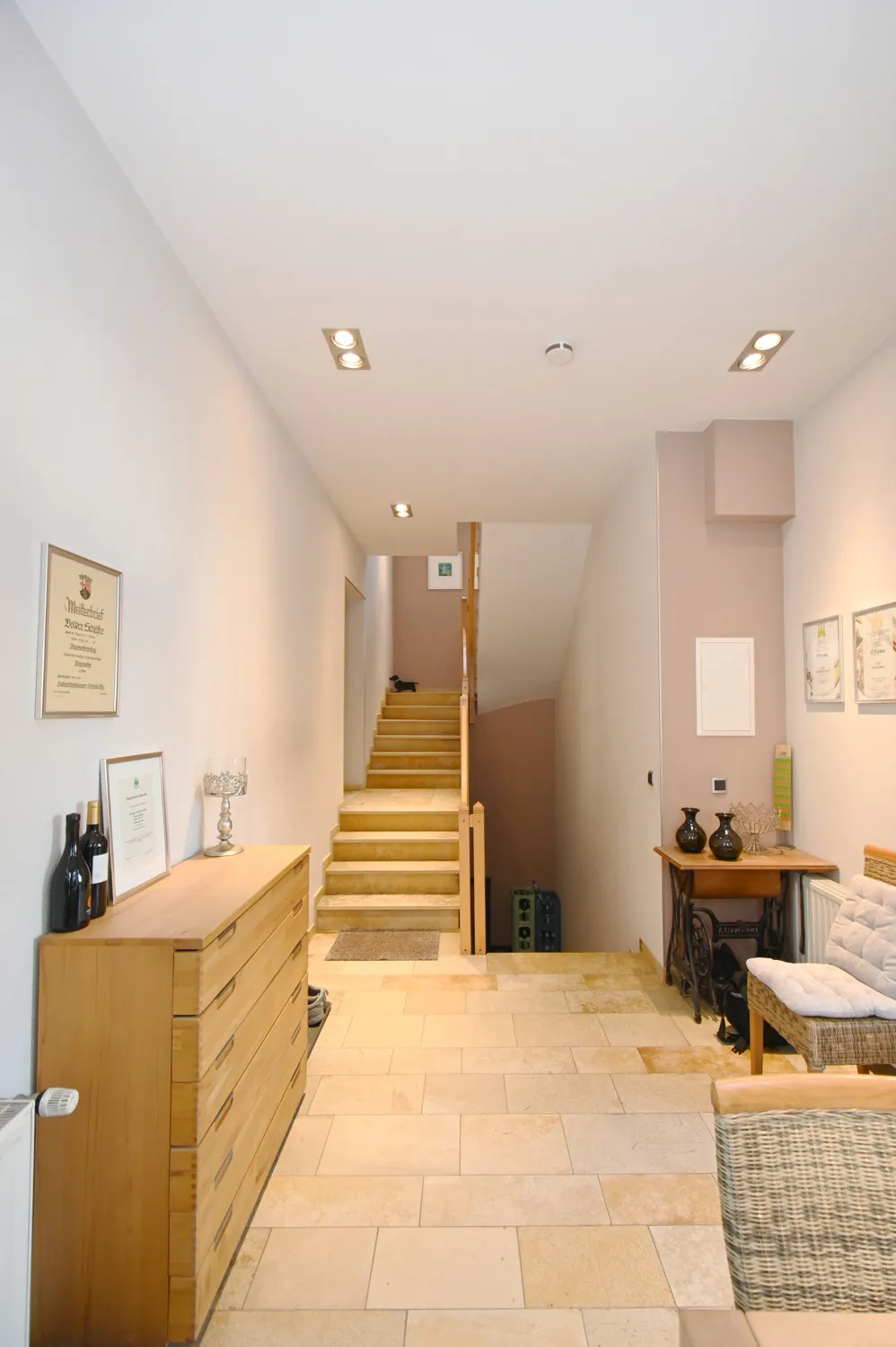 Propriété familiale polyvalente avec possibilité commerciale et appartement séparé pour répondre à tous vos besoins en matière de logement !