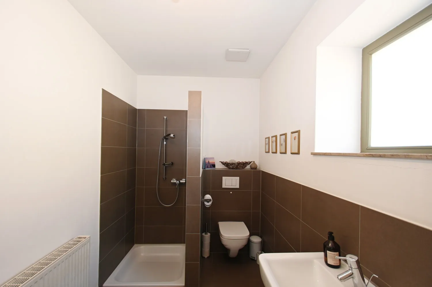 Propriété familiale polyvalente avec possibilité commerciale et appartement séparé pour répondre à tous vos besoins en matière de logement !