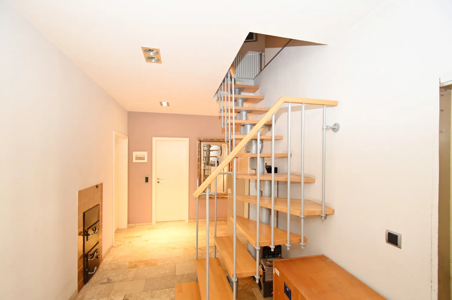 Propriété familiale polyvalente avec possibilité commerciale et appartement séparé pour répondre à tous vos besoins en matière de logement !