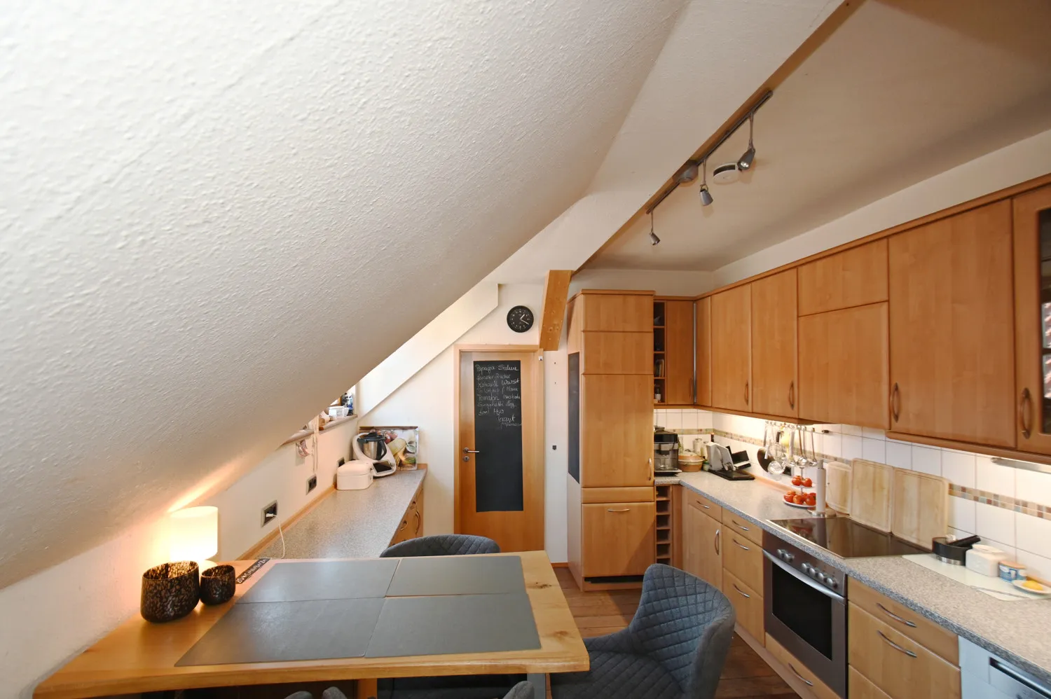 Propriété familiale polyvalente avec possibilité commerciale et appartement séparé pour répondre à tous vos besoins en matière de logement !