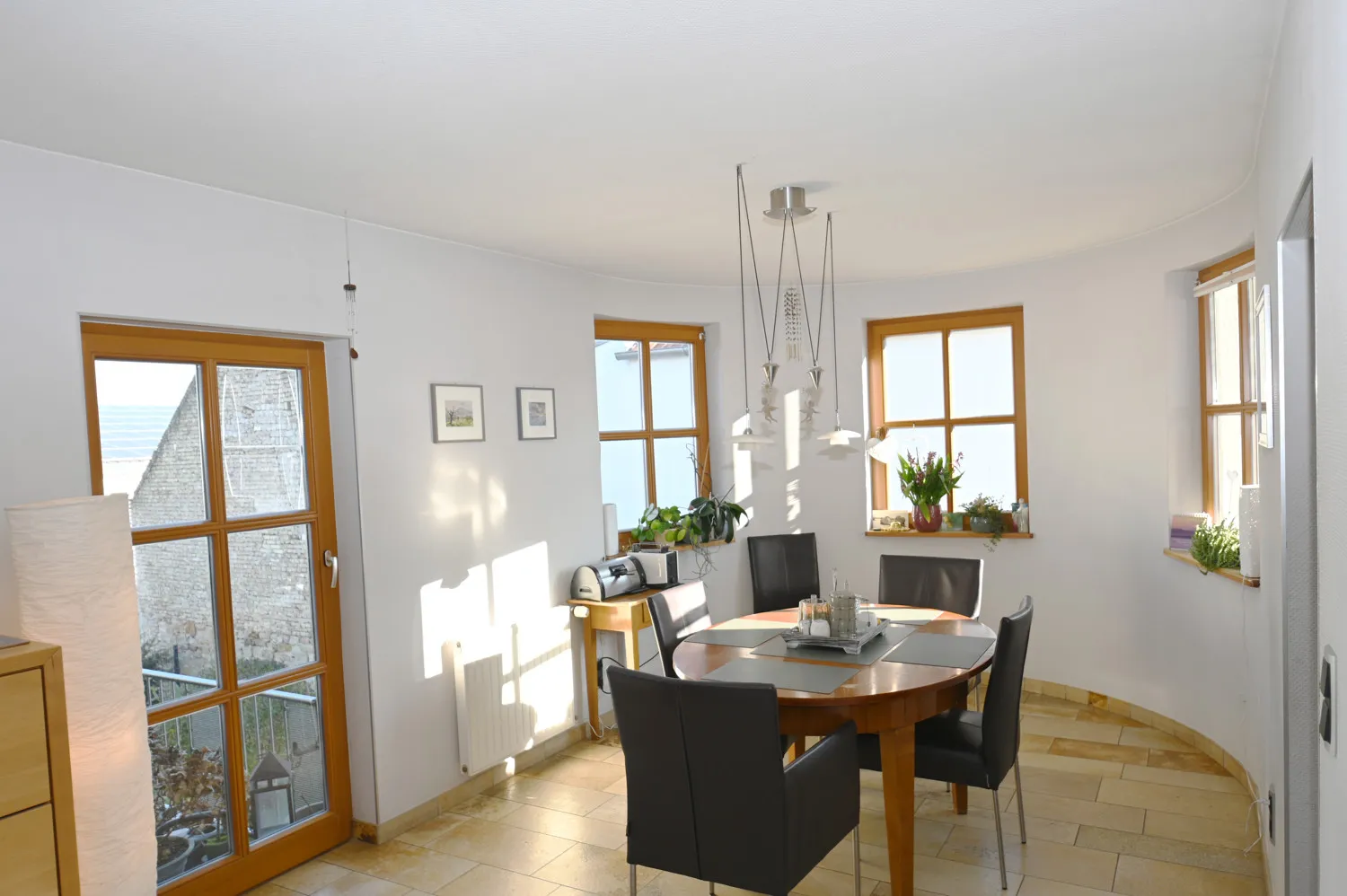 Propriété familiale polyvalente avec possibilité commerciale et appartement séparé pour répondre à tous vos besoins en matière de logement !