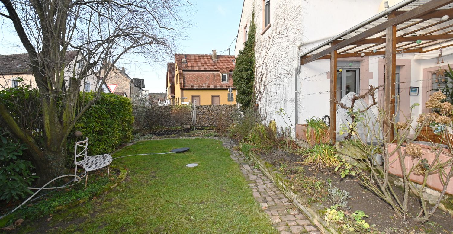 Charmantes Einfamilienhaus mit Terrasse,   Garten und gut erhaltener Scheune!
