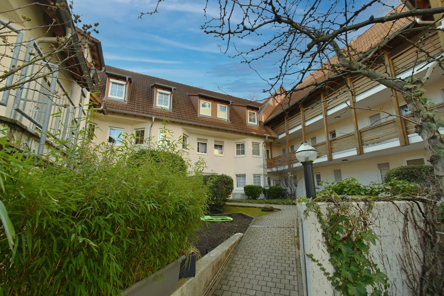 Are you looking for a quiet yet centrally located apartment with underground parking in Worms?