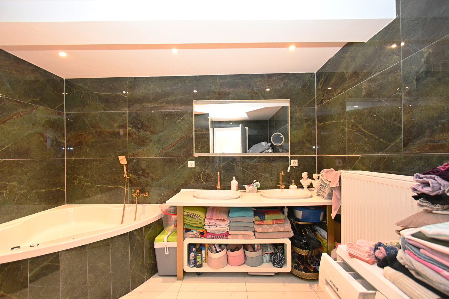 Haus 2, Bad mit großer Eckbadewanne